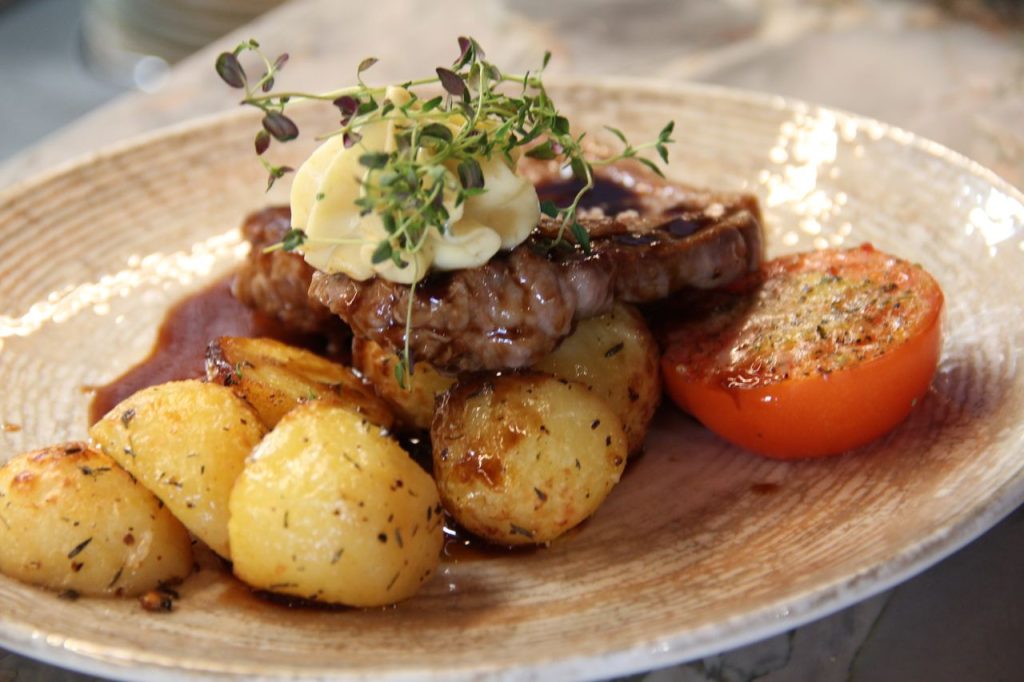 Grillat kött med kryddsmör och potatis på Bistro Melker