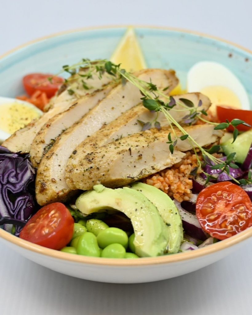 En god poke bowl med kyckling och avokado.