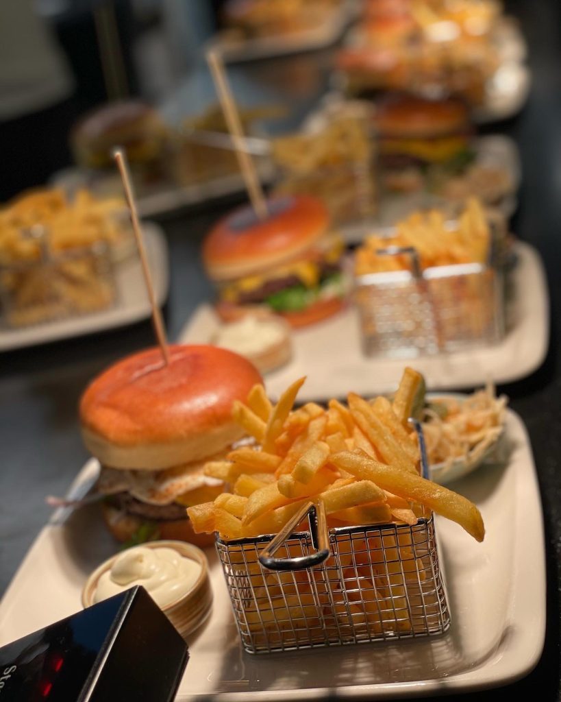 Hamburgare uppradade efter varandra på ett bord.