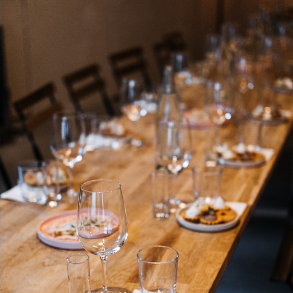 Ett dukat bord med glas och bestick. 