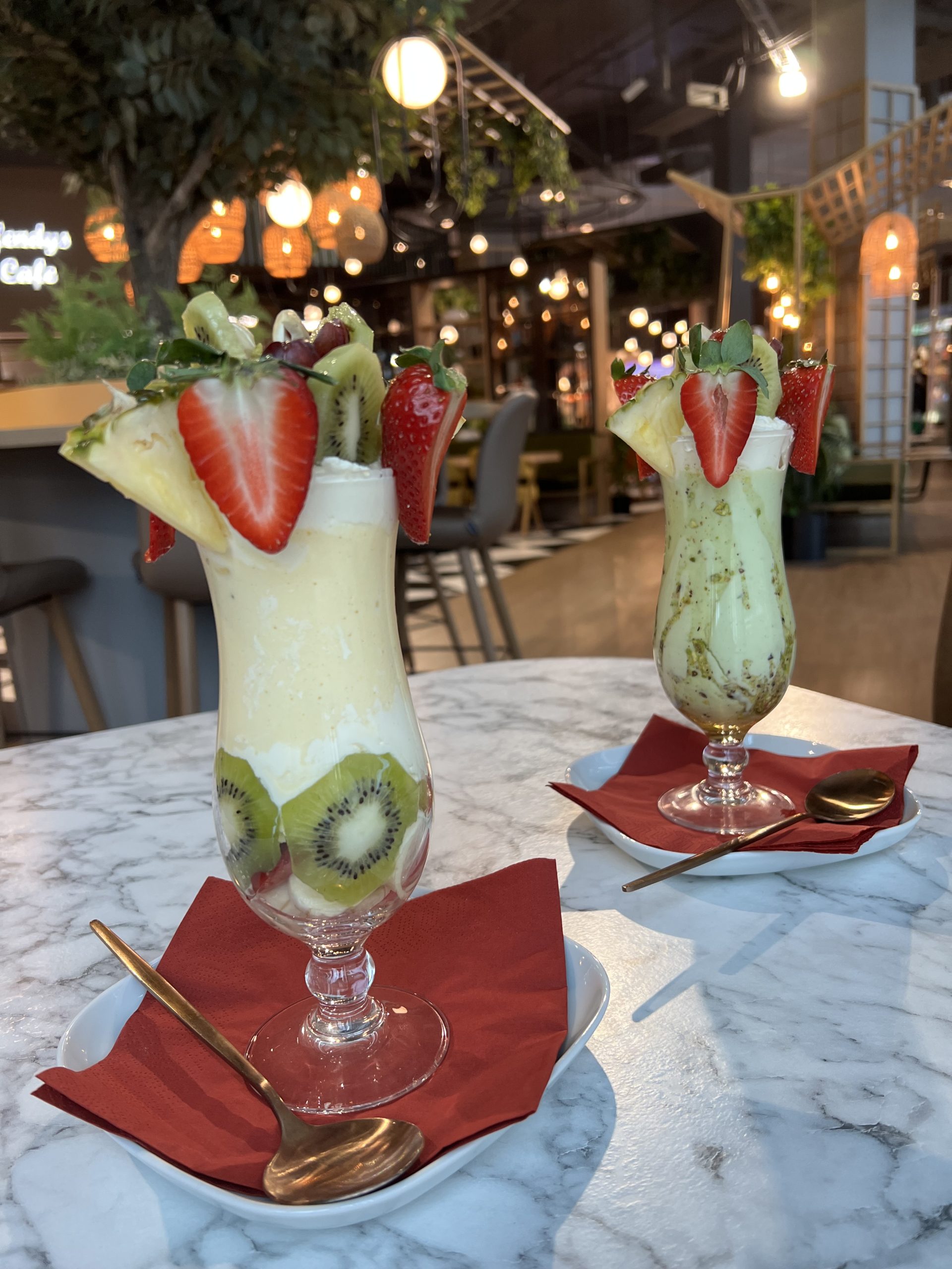 En fruktdricka med jordgubbar och kiwi. 