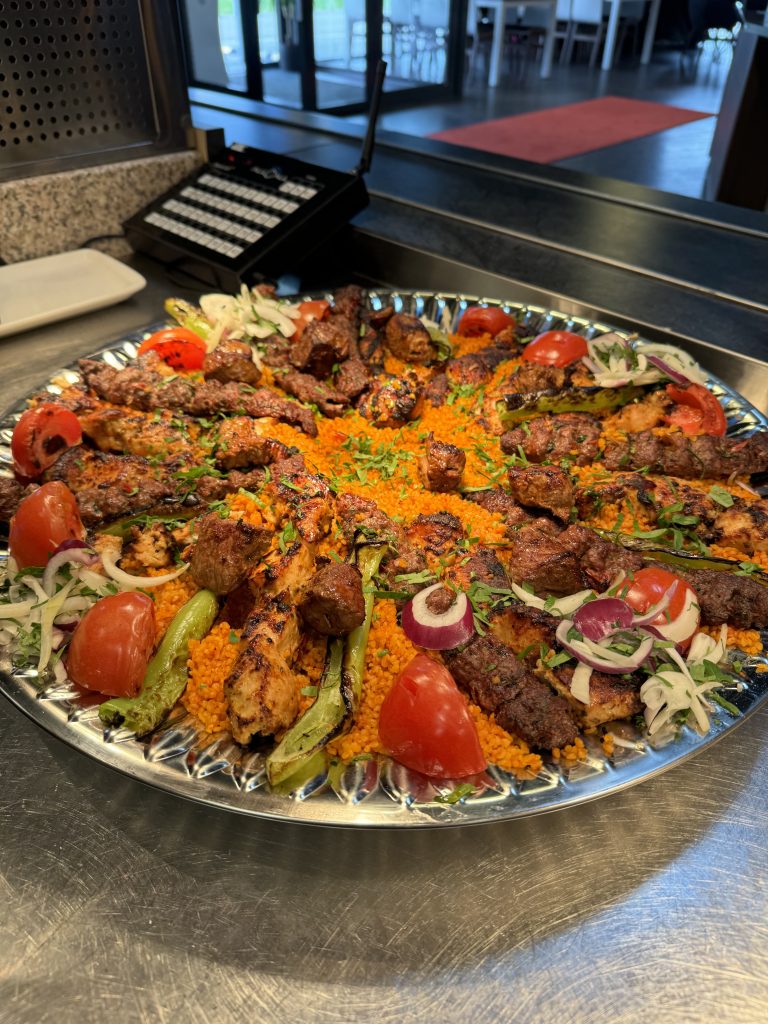 En stor tallrik med exotisk mat.