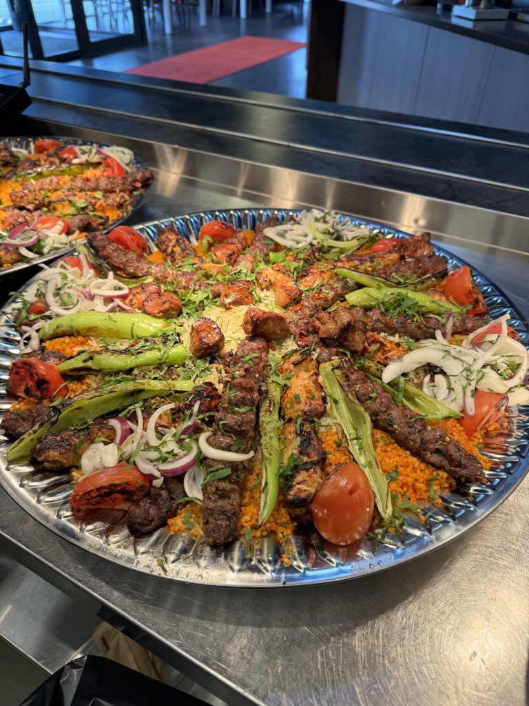 En meze tallrik som ska serveras snart.