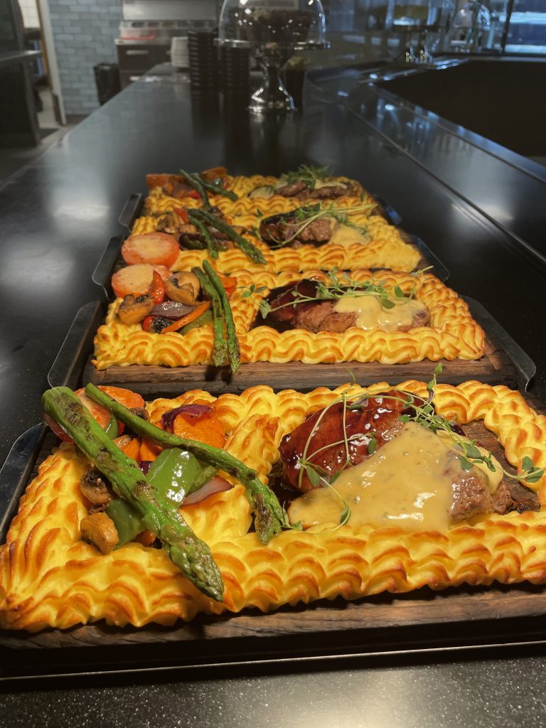 Närbilder på potatismos och köttbitar.