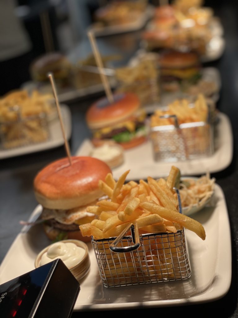 Bild på hamburgare med pommes. 