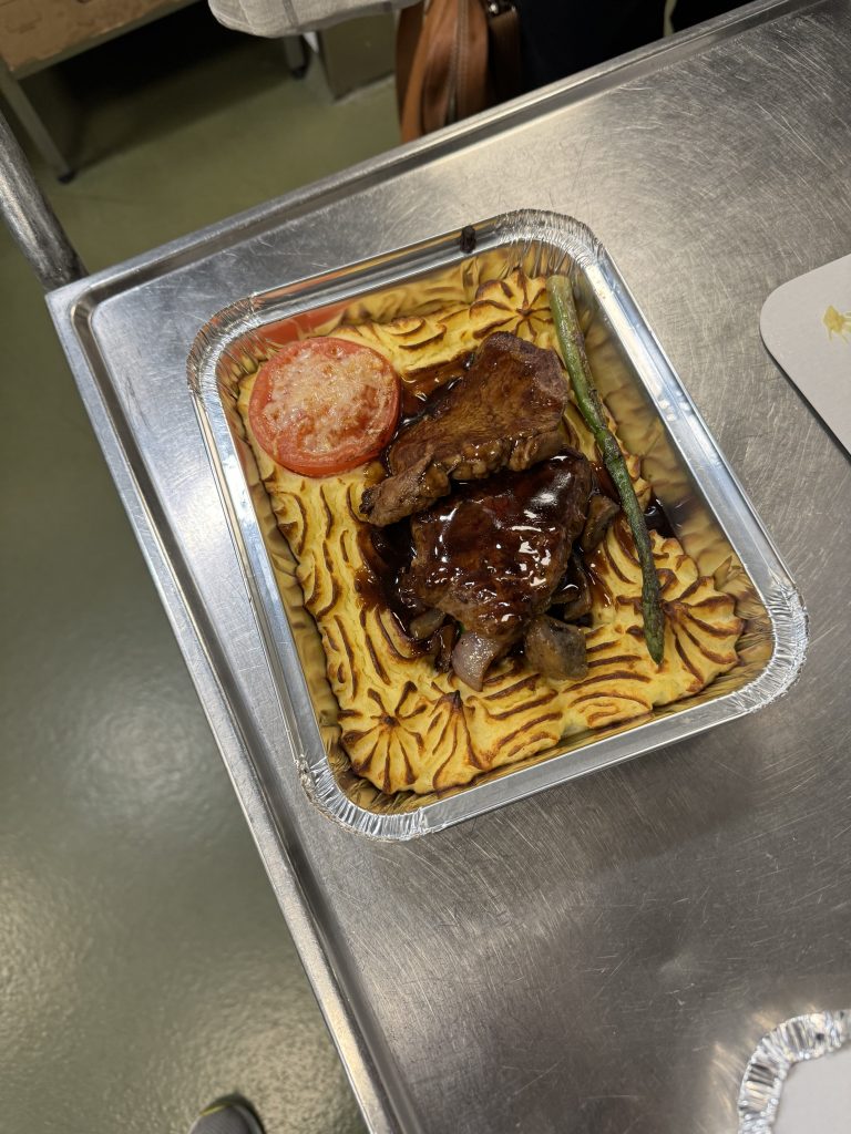 Kött och pommes i en takeoutlåda på restaurang i Västerås.