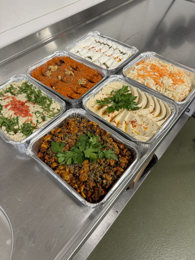 meze i takeoutlådor brevid varandra.