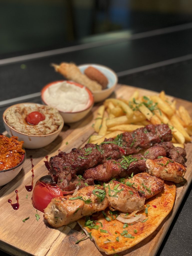 Grillat kött och pommes på en restaurang i västerås.