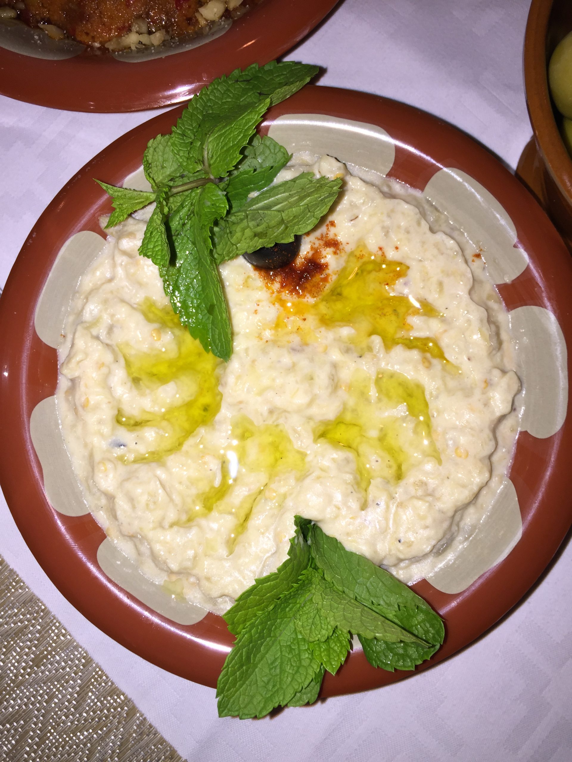 Ost med sallad och olivolja på en tallrik.