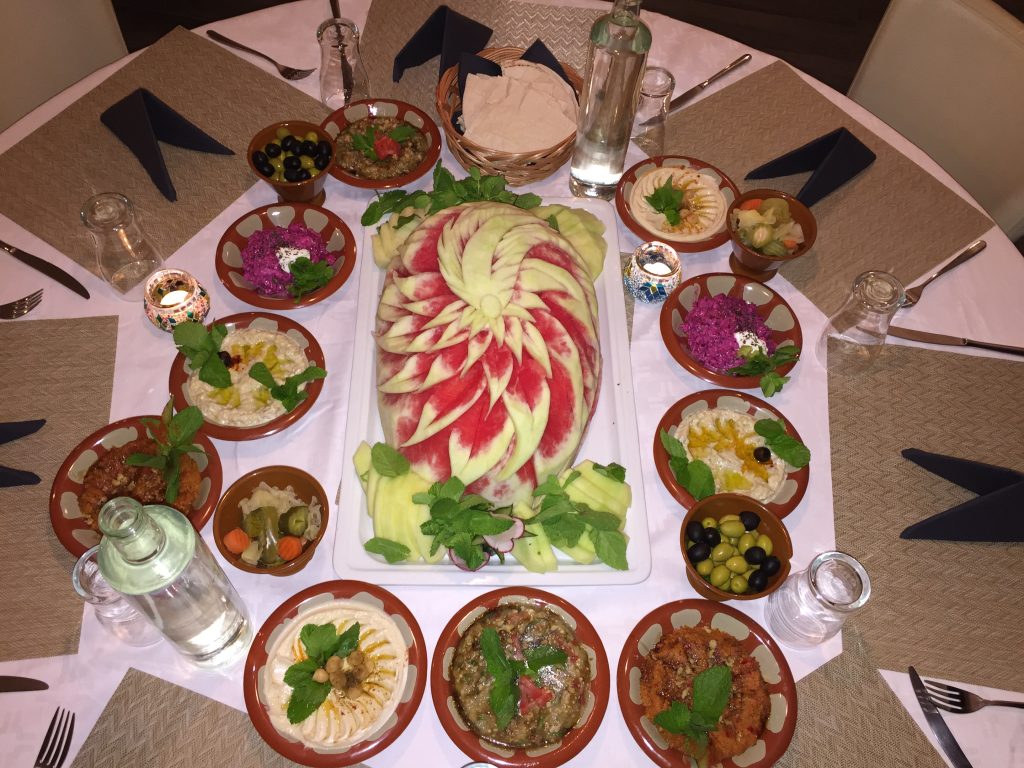 Ett bord fylld med en stor meny av mat från Bistro Melker