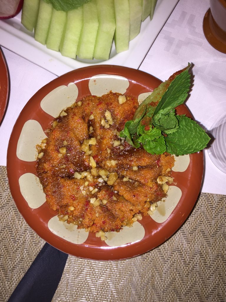 Schnitsel med ruccola på en fin tallrik.