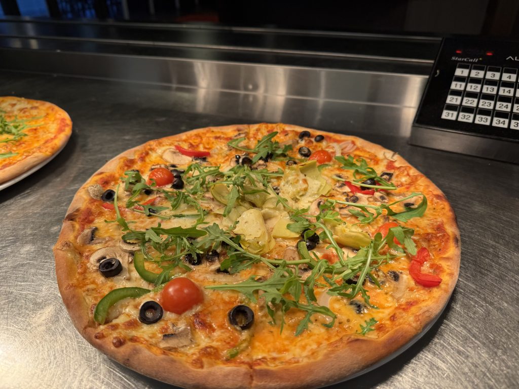 En god nybakad pizza med tomater på.