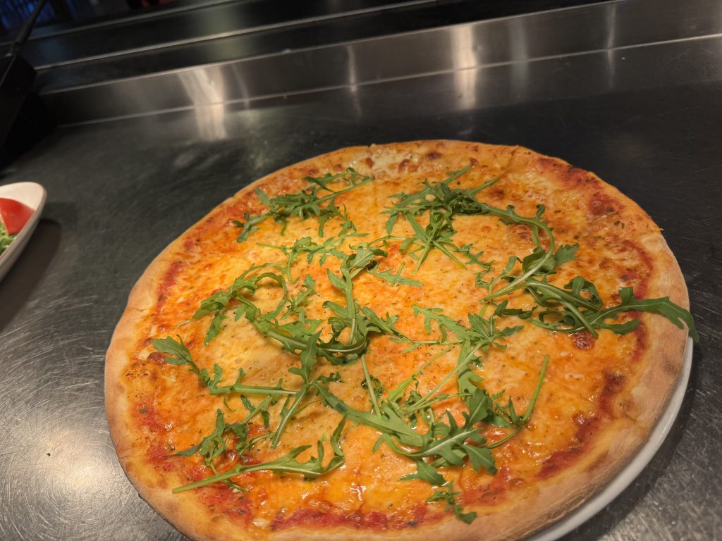 En pizza som snart ska serveras. 