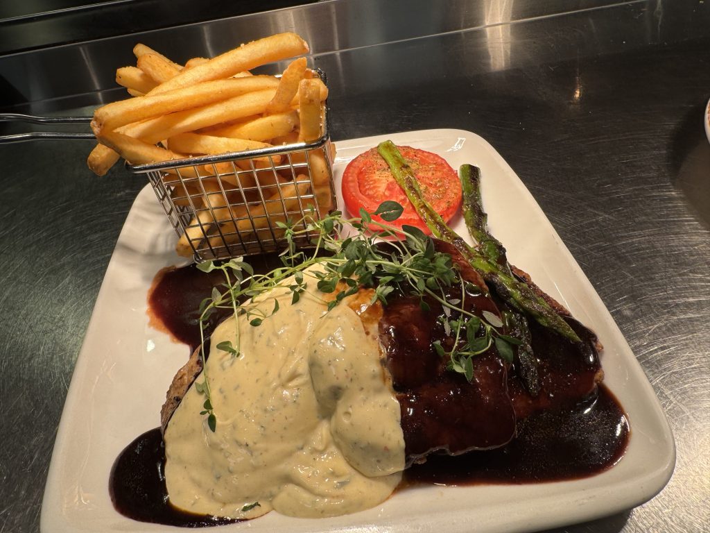 En köttbit med väldigt mycket pommes frites.