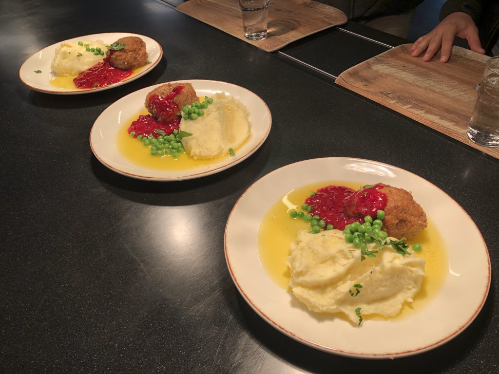 Tre maträtter på ett svart bord.