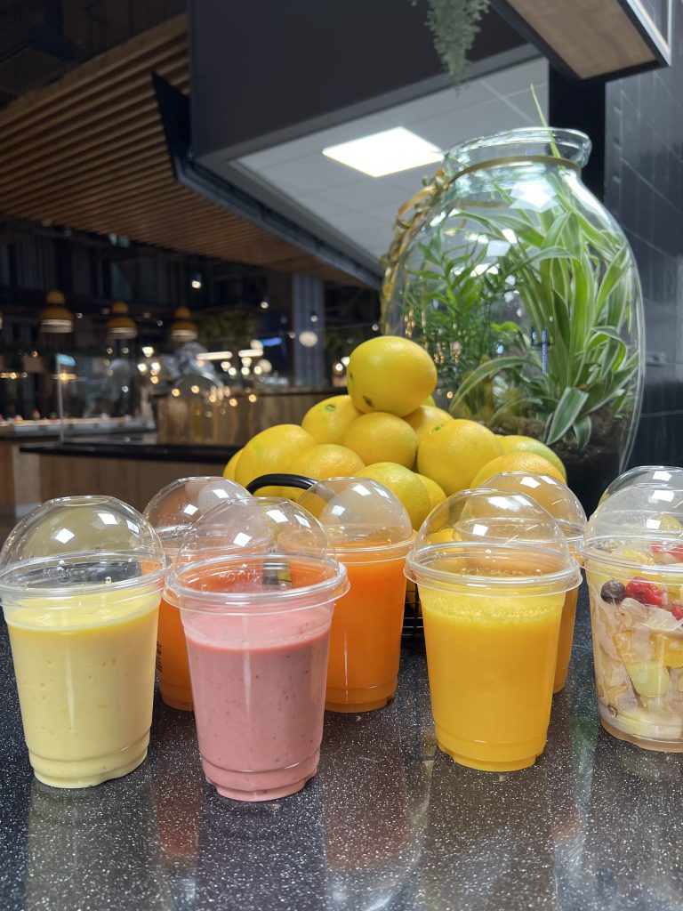 Smoothies oc fruktur på en restaurang i Västerås.