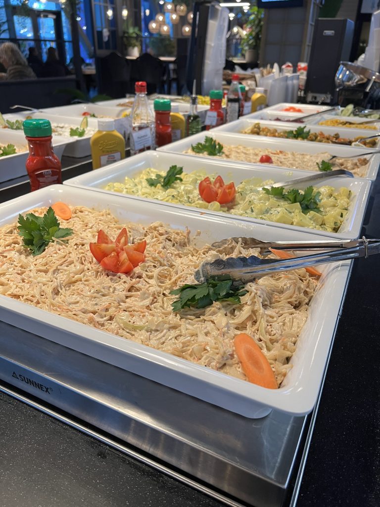 En stor meny med buffé på Bistro Melker.