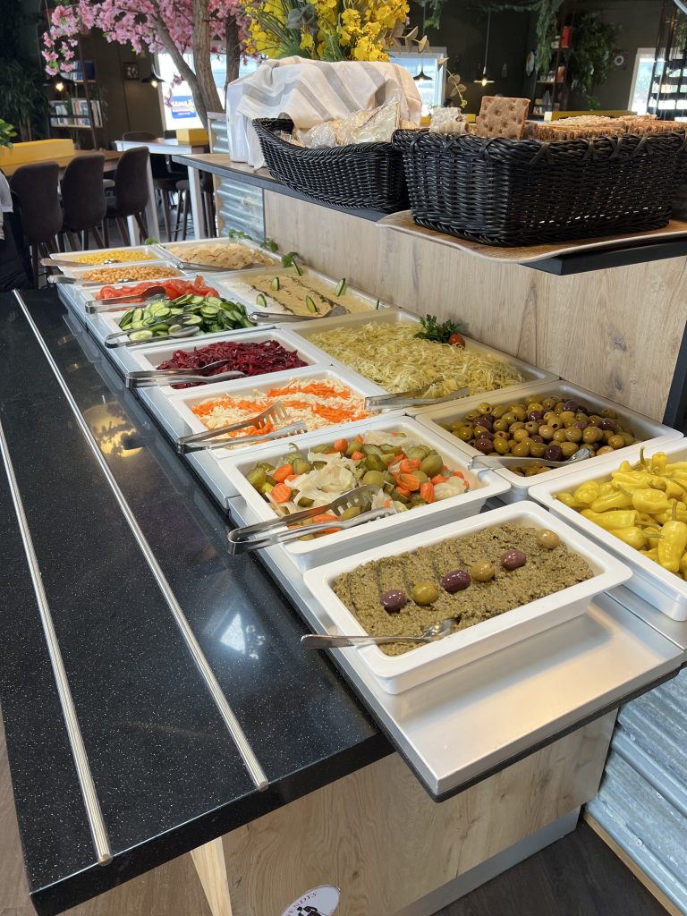 En servering på en bistro med olika typer av mat.