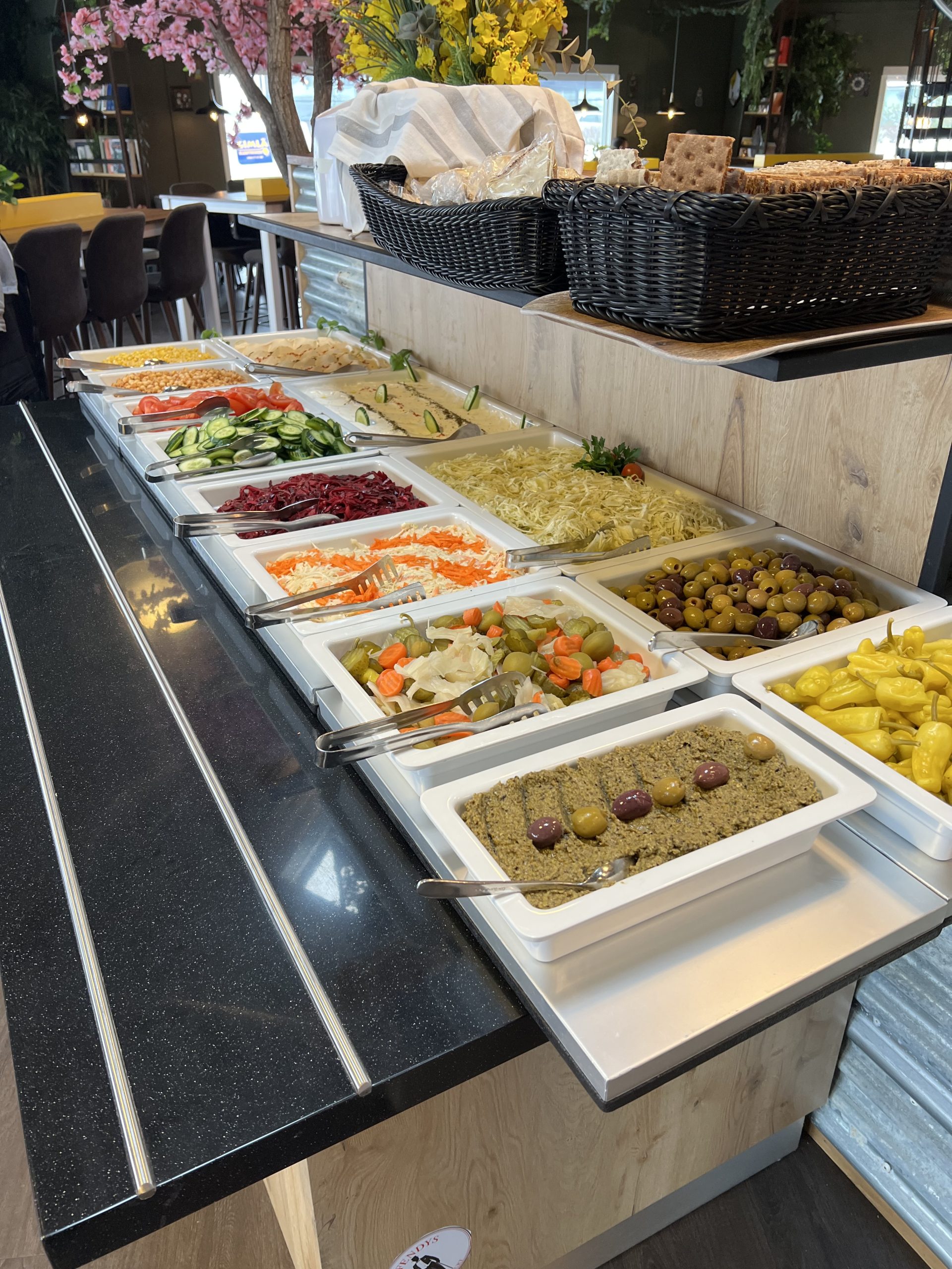 En servering på en bistro med olika typer av mat.