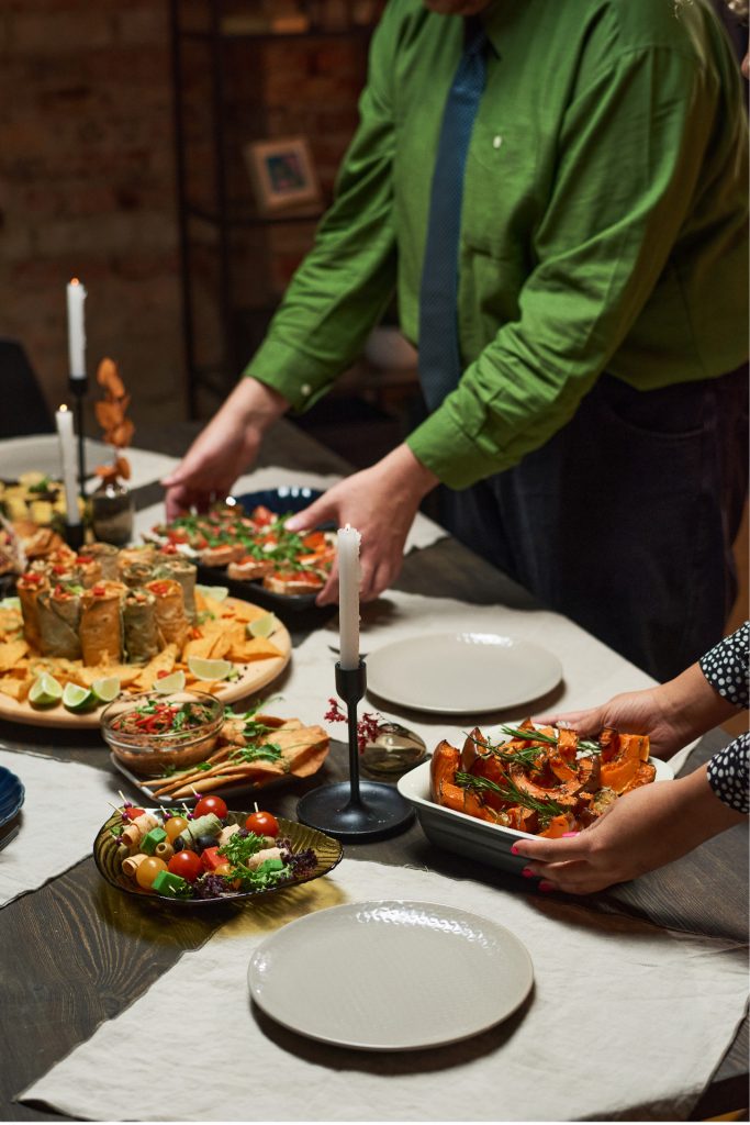 Catering från Bistro melker serveras på matbordet.