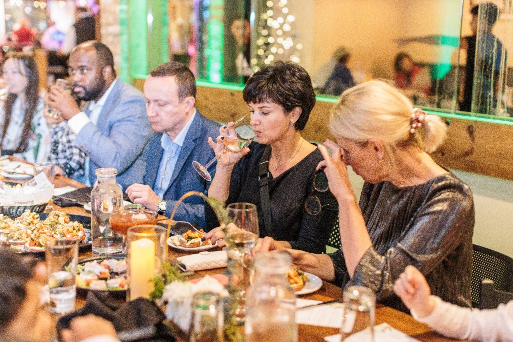 personer äter mat på företagsevent