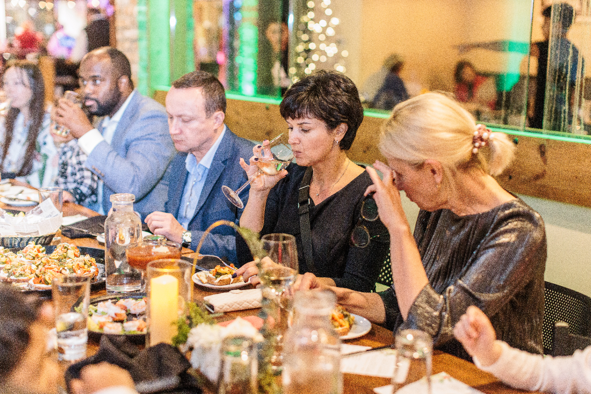 personer äter mat på företagsevent