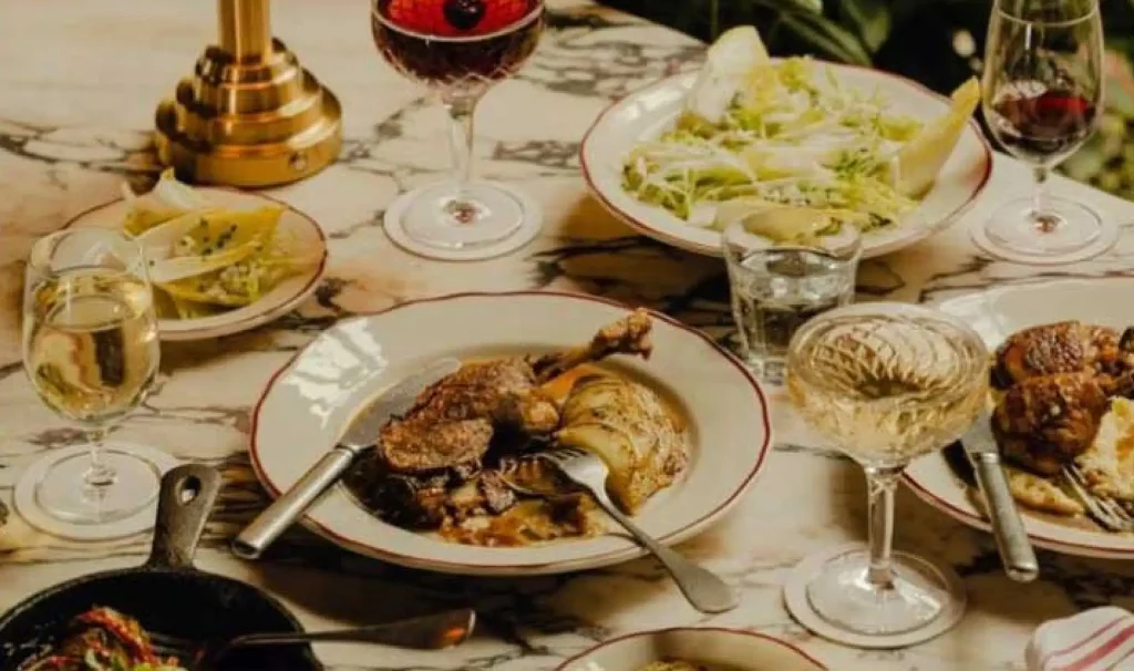 Matbord med kött och duk.